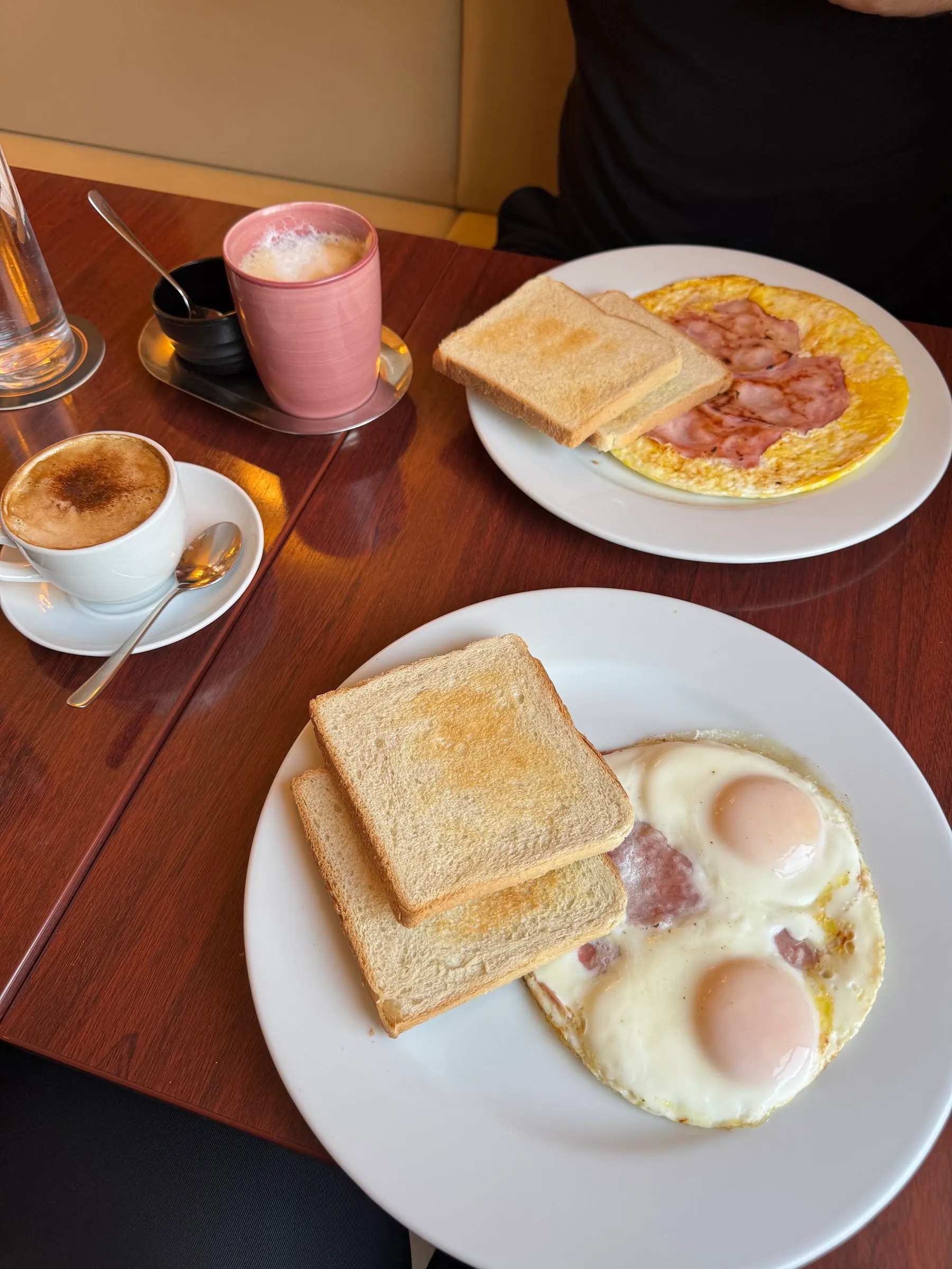 Spiegeleier mit Speck und Toast, dazu Kaffee