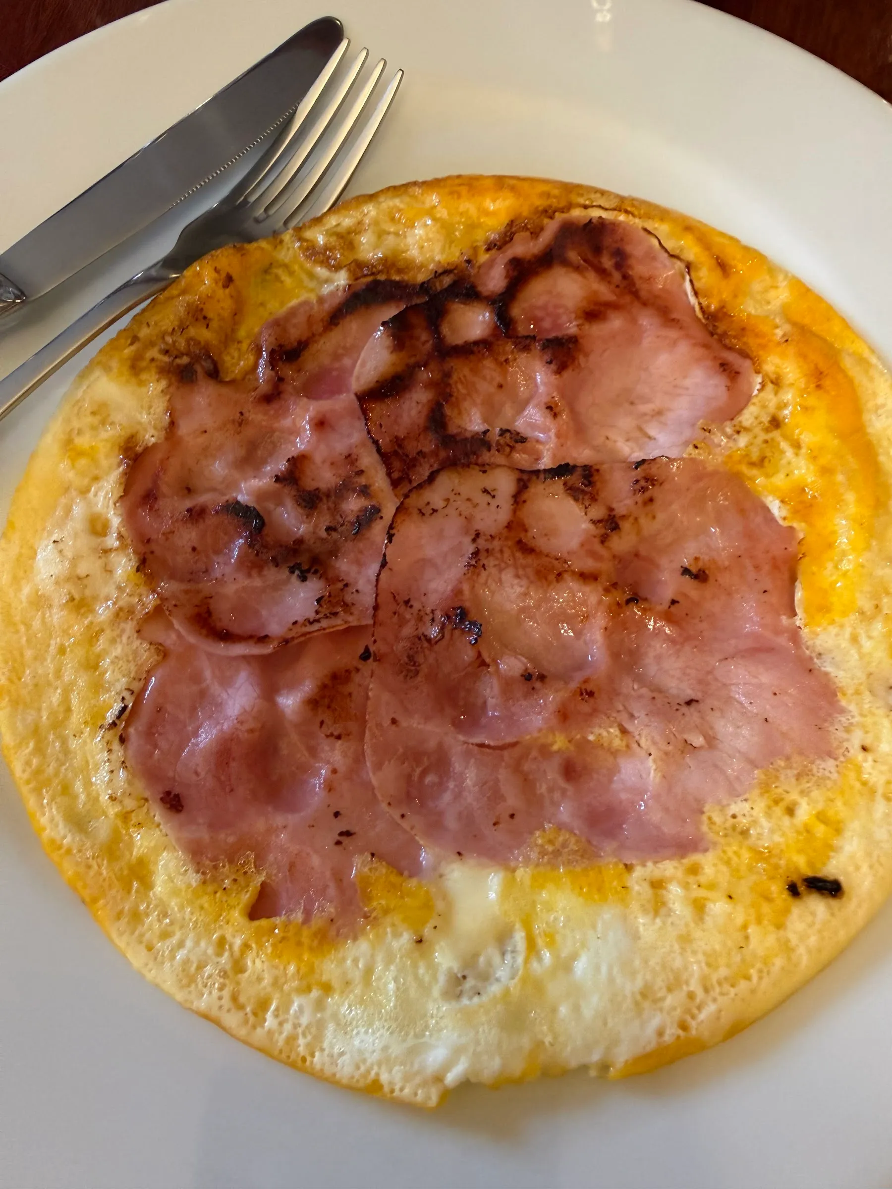 Omelett mit Schinken auf weißem Teller